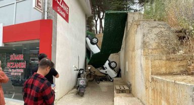 Park ederken el freni çekilmeyen otomobil 5 metre yükseklikten beton zemine düştü