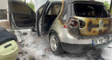 Park halinde alev alan otomobil küle döndü