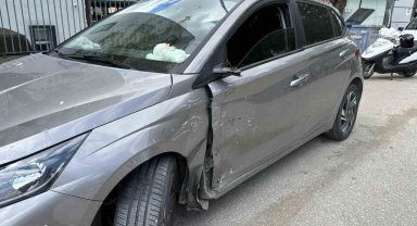 Park yerinden kontrolsüz yola çıkaran otomobil motosiklete çarptı, sürücüsü yaralandı