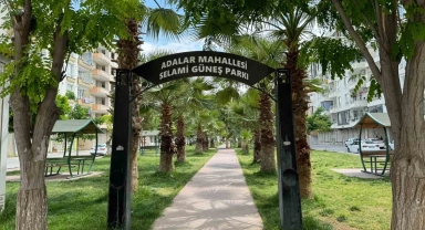 Parktaki ahşap masayı ateşe verdiler