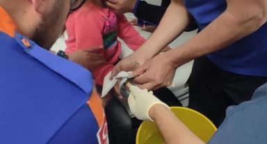 Parmağını çelik kapağa sıkıştıran çocuğun imdadına AFAD ekipleri yetişti