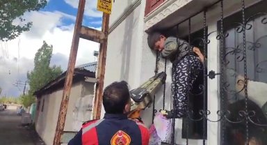 Pencereye sıkışan çocuk itfaiye ekiplerince kurtarıldı