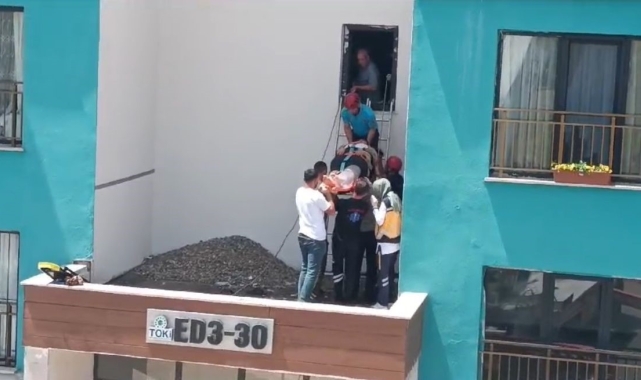 Pencereyi silerken apartman boşluğuna düşerek ağır yaralandı