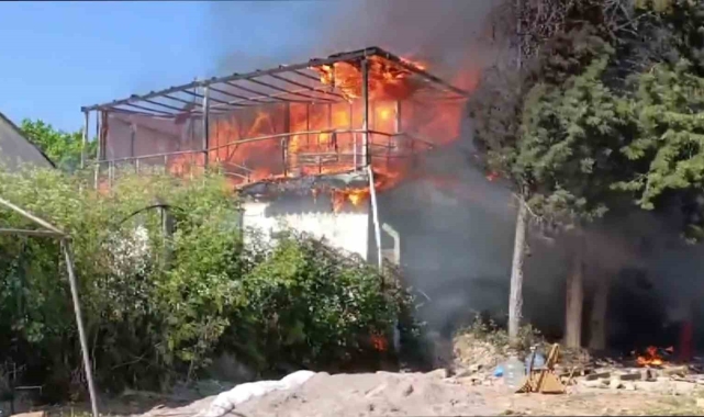 Pendik'te 2 katlı bina alev alev yandı