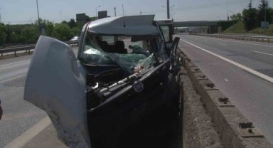 Pendik'te cip ile çarpışan ticari aracın sürücüsü araç içinde sıkıştı