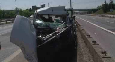 Pendik'te cip ile çarpışan ticari aracın sürücüsü araç içinde sıkıştı