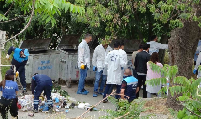 Pendik'te iki ayrı çöp konteynerinde parçalanmış erkek cesedi bulundu. Polis ekiplerinin olay yerindeki çalışması sürüyor.