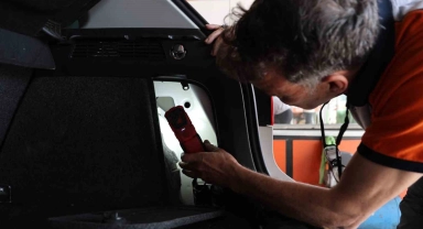 Pes dedirten görüntü; otomobilin airbaginden sünger çıktı