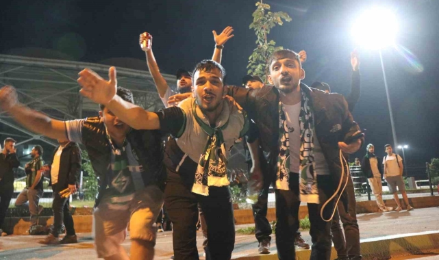 Play-off finali için Sakarya'dan 150 otobüs Adana'ya hareket etti