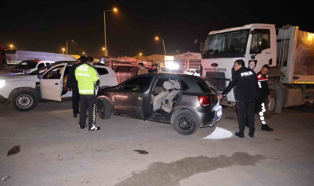 Polisin "dur" ihtarına uymayan sürücü ile polis arasındaki kovalamaca kamerada