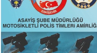 Polisin durdurduğu araçta 3 ruhsatsız tabanca ele geçirildi