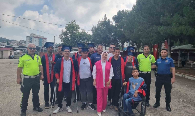 Polisler özel öğrencilerin mezuniyet sevincine ortak oldu
