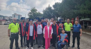 Polisler özel öğrencilerin mezuniyet sevincine ortak oldu