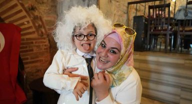 Poşetten kıyafet dikip defile yaptılar