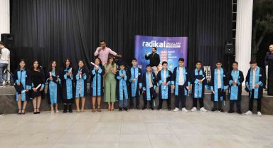 Radikal Eğitim Kurumu ortaokul öğrencileri mezuniyet gecesinde kep fırlattı