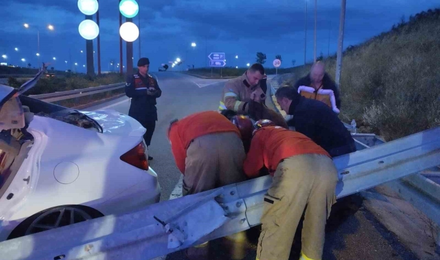 Refüje çarpan araç perte çıktı: Aynı aileden 1 kişi öldü, 3 kişi yaralandı