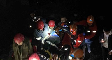 Rize'de dereye uçan aracın sürücüsü yaralandı