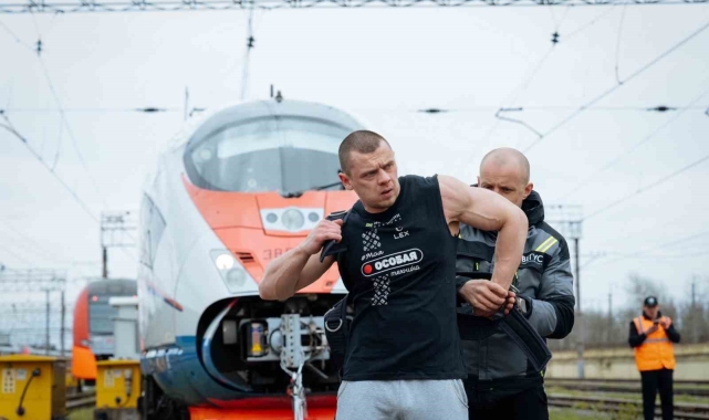 Rus atlet, 650 tonluk treni çekerek dünya rekoru kırdı