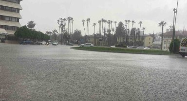 Sabah başlayan yağmur yolları göle çevirdi