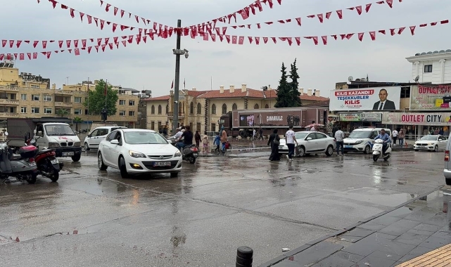 Sağanak yağış parkın istinat duvarının çökmesine neden oldu