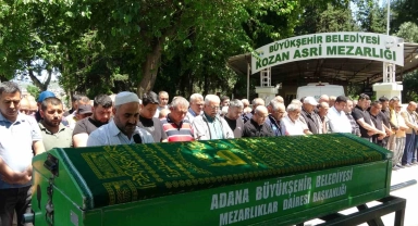 Sağlık çalışanlarına kürekle saldıran genç ölen babasının cenazesine katıldı