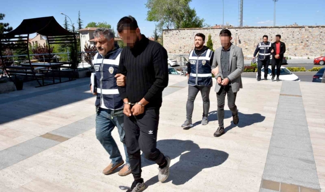 Sahte polisleri, gerçek polisler yakaladı
