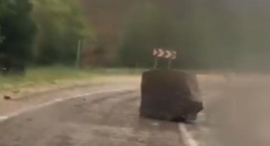 Saimbeyli'de 4 öğretmenin vefat ettiği yola yine kaya düştü