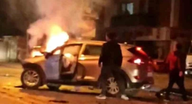 Sakarya'da korkutan kaza: Kafa kafaya çarpışan SUV araç alev aldı