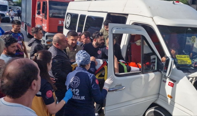 Sakarya'da otomobil ile minibüs kafa kafaya çarpıştı: 4 yaralı