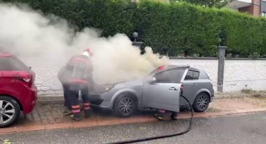 Sakarya'da park halindeki otomobil alev aldı