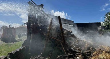 Samanlık küle döndü