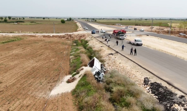 Şanlıurfa'da kum kamyonu traktör ile çarpıştı: 1'i ağır 3 yaralı