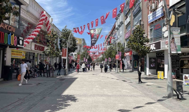 Şehrin en işlek caddesi boks ringine döndü: O anlar kamerada
