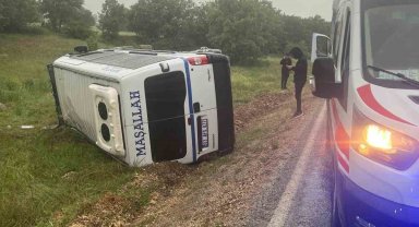 Sera işçisi kadınları taşıyan minibüs devrildi: 14 yaralı
