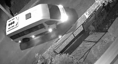 Servis aracı ile apartmanın önünden çöp bidonu çaldılar: O anlar kamerada