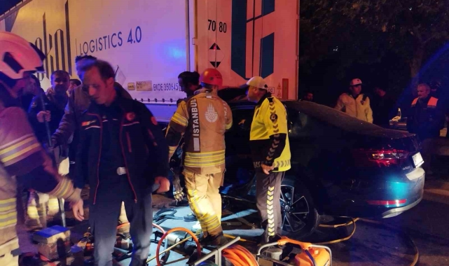 Seyir halindeki araç park halindeki tıra ok gibi saplandı: 1 ağır yaralı