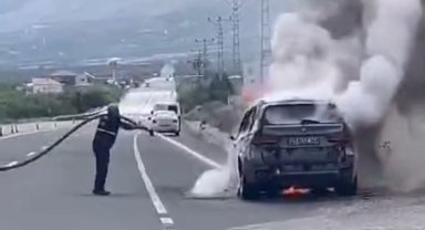 Seyir halindeyken yanan lüks araç küle döndü