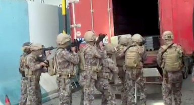 Siirt'te 17 düzensiz göçmen ve göçmenleri taşıyan araçta uyuşturucu ele geçirildi