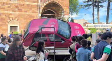 Simülasyon aracında emniyet kemeri takmayınca olanlar oldu, bildiği tüm duaları okudu