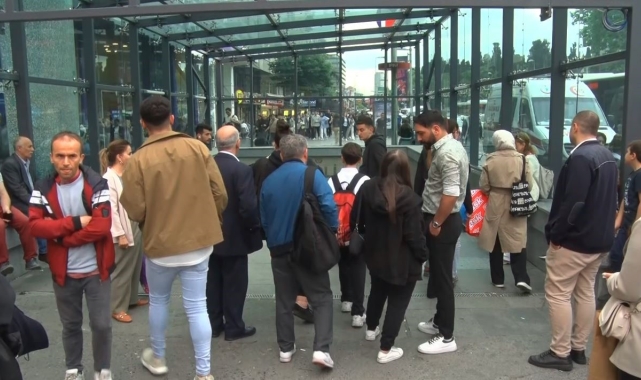 Şişli-Mecidiyeköy Metro İstasyonu'nda bir genç kız raylara atlayarak intihar etti
