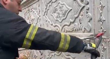 Site bahçesine giren yılan itfaiye ekiplerince yakalandı