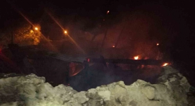 Sivas'ta yangın, 5 samanlık 2 ahır yandı: 9 hayvan telef oldu