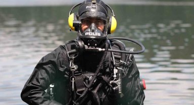 Su altına gizlenmiş suçlar Türk polisinin 'Kurbağa Adamları' ile aydınlanıyor