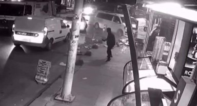 Sultangazi'de alkollü sürücü markete daldı, bir kişi ölümden döndü: O anlar kamerada
