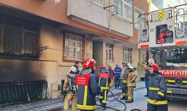 Sultangazi'de bodrum kattaki daire alev alev yandı: Faciadan dönüldü