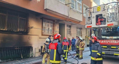 Sultangazi'de bodrum kattaki daire alev alev yandı: Faciadan dönüldü