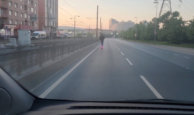 Sultangazi'de elektrikli scooter sürücüsünün tehlikeli yolculuğu kamerada