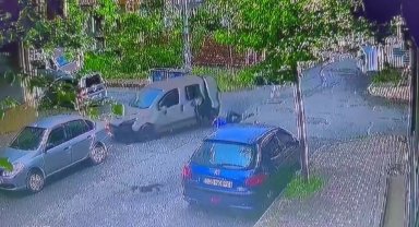 Sultangazi'de feci kaza kamerada: Hafif ticari araç ile çarpışan motosikletli 2 kişi havaya savruldu