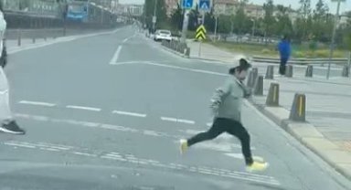 Sultangazi'de motosiklet sürücüsü küçük çocuğa çarpıp kaçtı: O anlar kamerada