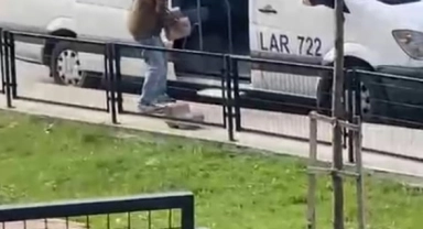 Sultangazi'de servis aracı ile parktaki şev taşlarını böyle çaldı